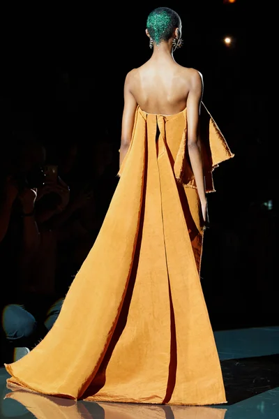 Look 18